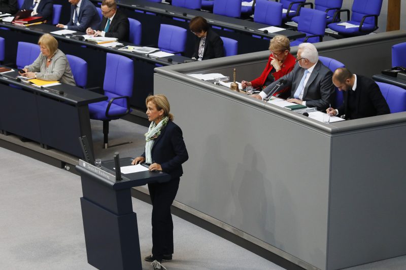 Canan Bayram bei der Arbeit im Reichstagsgebäude